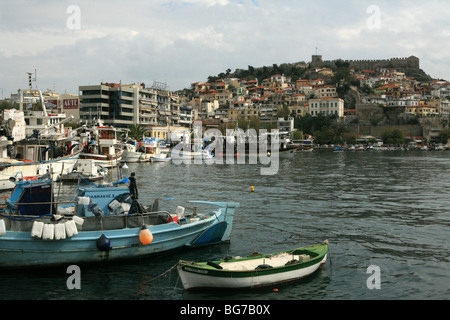 Kavala Griechenland Angelboote/Fischerboote im Hafen und hinter den Isthmus mit Schloss Geburtsort von Mehmet Ali Stockfoto