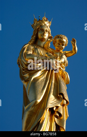 Goldene oder goldene Statue der Madonna mit Kind oder Maria und Jesus auf der Kirche Notre Dame de la Garde, Marseille oder Marseille, Provence, Frankreich Stockfoto