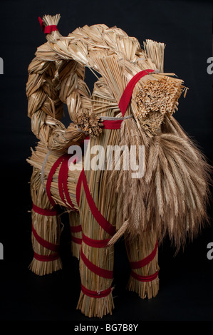 Yule-Ziege - skandinavische Weihnachten Konzept - isoliert auf schwarz Stockfoto