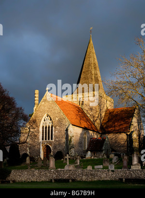 St Andrew es Church in der kleinen Sussex Dorf Touristenort, England. Stockfoto