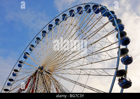 Lille, Pas-De-Calais, Flandern, Frankreich. Großes Riesenrad auf dem Weihnachtsmarkt (50m hoch) Stockfoto