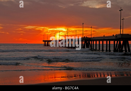 Sonnenuntergang in Venedig Fishing Pier, Venice Beach, Kalifornien. Stockfoto