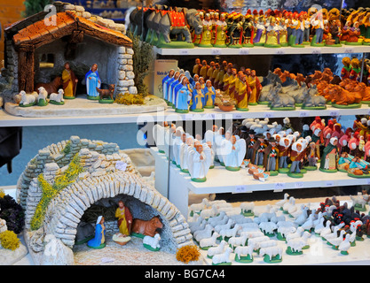 Lille, Pas-De-Calais, Frankreich. Stall, Verkauf von Weihnachtskrippen und Figuren auf dem Weihnachtsmarkt Stockfoto