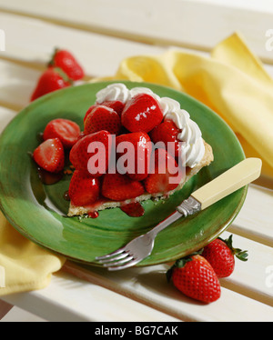 Scheibe frische Erdbeertorte mit Sahne Stockfoto