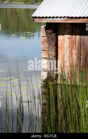 Ecke eines alten finnischen hölzernen Bootshaus, aus Baumstämmen, im Wasser, Finnland Stockfoto