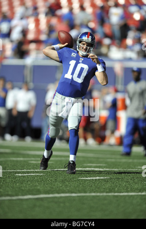Eli Manning von der New York Giants bekommt dem Pass die Fußball Stockfoto