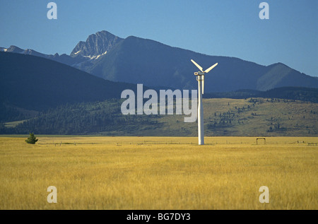 Eine große private Windkraftanlage erzeugt Strom aus der Mitte von einem Weizenfeld in der Nähe von Libby, Montana Stockfoto