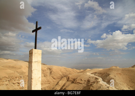 Judäische Wüste, ein Kreuz auf dem Weg zur griechischen orthodoxen St. George Monastery in Wadi Qelt Stockfoto