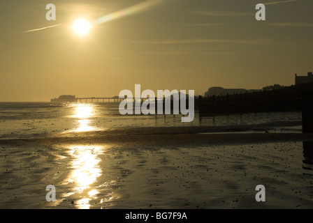 Worthing Strand, Pier und direkt am Meer an einem späten Winter-Nachmittag. Stockfoto