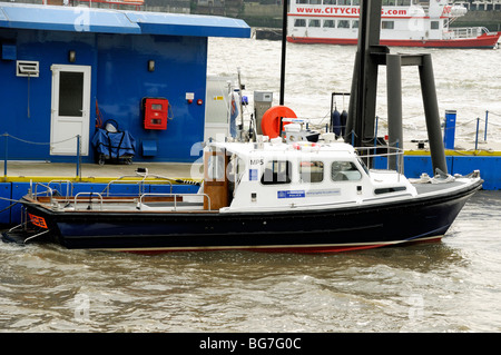 Metropolitan Police, Marine-Polizei-Einheit Flussboot vor Anker in Wapping London England UK Stockfoto