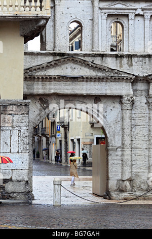 Porta Borsari, mittelalterlichen Stadttoren, Verona, Veneto, Italien Stockfoto