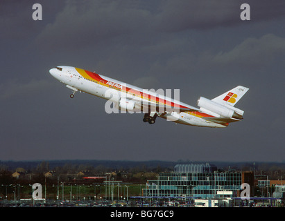 EG-GTB Iberia McDonnell Douglas DC-10-30 Dezember 1999 von London Heathrow ausziehen Stockfoto