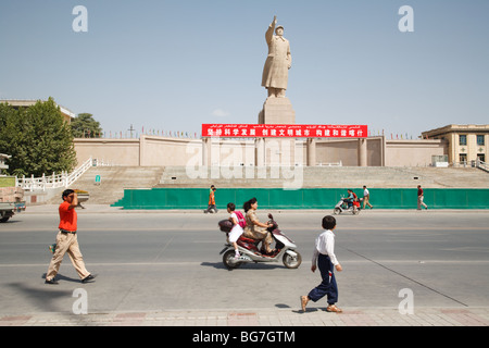 Ein Denkmal von Mao Zedong im neuen Stadtzentrum von Kashgar, Provinz Xinjiang, China Stockfoto