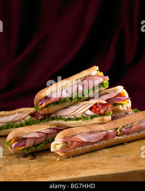 Sortierte Deli Sandwiches auf ein Schneidebrett Stockfoto