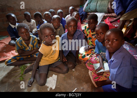 Kinder im Inneren ein kleines Waisenhaus in Amuria, Uganda, Ostafrika Stockfoto