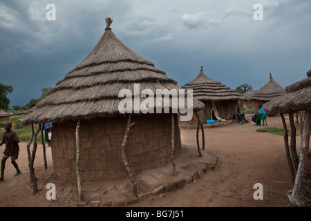 Schlamm und Grass Häuser im Flüchtlingslager Acowa in Amuria District, Uganda, Ostafrika. Stockfoto