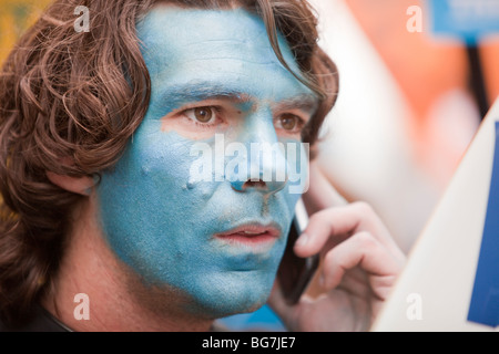 Demonstranten auf der Welle, der größte Klimagipfel ändern Demonstration, immer um in Großbritannien stattfinden Stockfoto