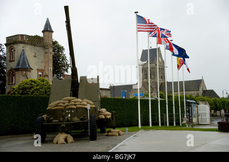 Waffe außerhalb uns Airborne Museum Sainte Reine Eglise die erste Stadt am D-Day durch die 82. US-Luftlandedivision befreit zu werden Stockfoto