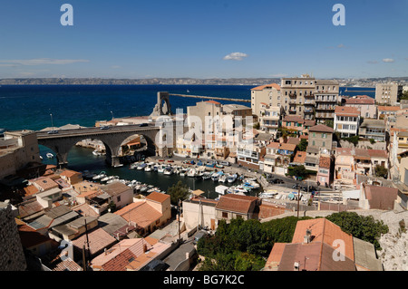 Panorama- oder Luftblick über den Hafen Vallon des Auffes, die Bucht von Marseille und das Mittelmeer, La Corniche, Marseille oder Marseille, Provence, Frankreich Stockfoto