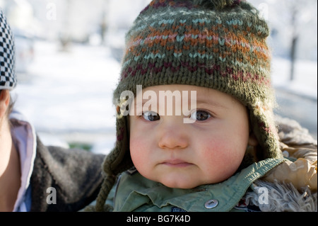 11 Monate altes Hispanic junge spielt im frisch gefallenen Schnee in seinem Vorgarten mit seiner Mutter. Bild ist Modell veröffentlicht. Stockfoto