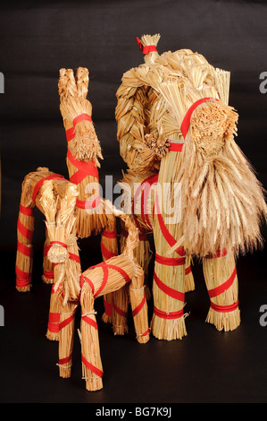 Familie von Yule Ziegen - skandinavische Weihnachten Konzept - isoliert auf schwarz Stockfoto