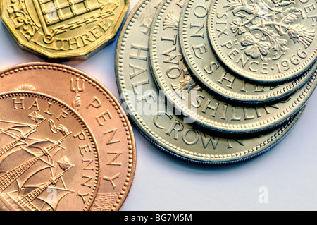 Britische Pre-decimal Münzen. Penny, einem halben Penny, drei Pence, halbe Krone, Gulden, Schilling, Sixpence. LSD Stockfoto