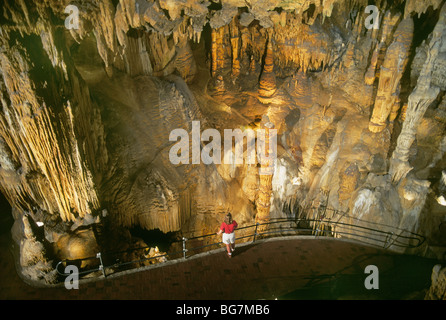 Ein Besucher bei Luray Caverns im Shenandoah Valley von West Virginia Stockfoto