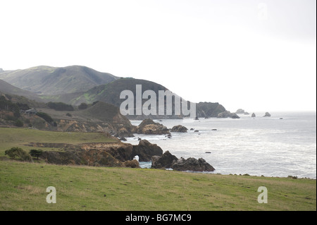 Felsen und Berge über die schöne Aussicht aufs Meer. Stockfoto