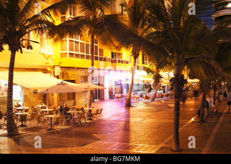 Restaurants mit Blick auf Strand von Las Canteras in Las Palmas auf Gran Canaria auf den Kanarischen Inseln Stockfoto