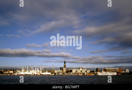 Hamburger Skyline aus über den Fluss Elbe gesehen. Stockfoto