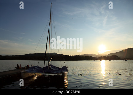 Sonnenuntergang und Katamaran auf Lake Windermere Stockfoto