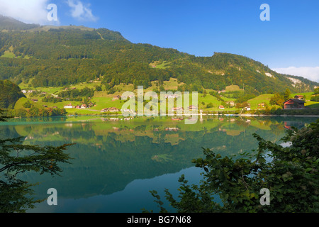 Blick über See Lungerer (Lungerersee) in Richtung Dorf Buerglen, Obwalden, Schweiz. Stockfoto