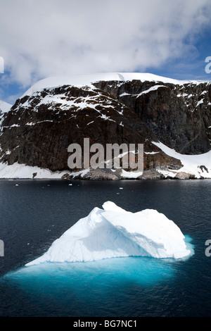 Growler (Eisberg) schweben vor Cuverville Island, Antarktis Stockfoto