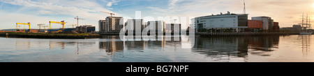 Panorama von Belfast Titanic Quarter, Harland und Wolff Krane mit der Odyssey Arena. Lagan im Vordergrund. Stockfoto