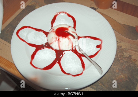 Typische Pannacotta Süßspeise aus gekochte Sahne in Siena, Toskana, Italien, Europa Stockfoto