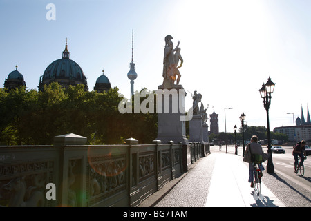 Deutschland, Berlin, Schloss Brücke, Schlossbrücke, Berliner Dom, Berliner Dom, Fernsehturm, Fernsehturm, Fernsehturm, Statuen Stockfoto