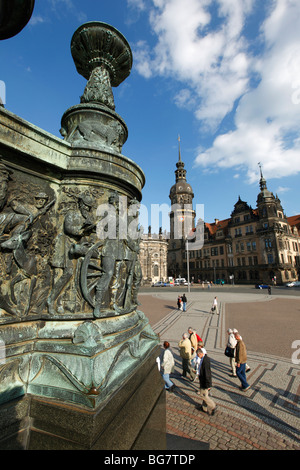 Deutschland, Sachsen, Dresden, Theaterplatz Theaterplatz, gravierten Sockel der Statue von König Johann, Hausmann Turm Stockfoto