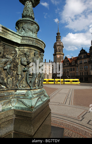 Deutschland, Sachsen, Dresden, Theaterplatz Theaterplatz, gravierten Sockel der Statue von König John, Hausmann Turm, Straßenbahn Stockfoto