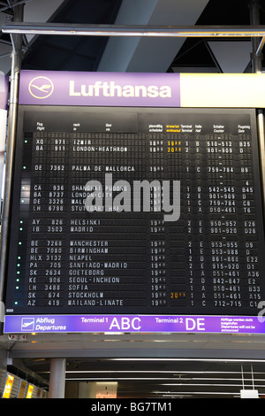 Deutschland, Frankfurt, Frankfurt Flughafen, Abflug Informationstafel am Terminal 1, Check in Halle Stockfoto