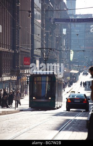 Finnland, Helsinki, Helsingfors, Aleksanterinkatu, Aleksanterink Straße, Straßenbahn, Fußgänger Stockfoto