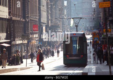 Finnland, Helsinki, Helsingfors, Aleksanterinkatu, Aleksanterink Straße, Straßenbahn, Fußgänger Stockfoto