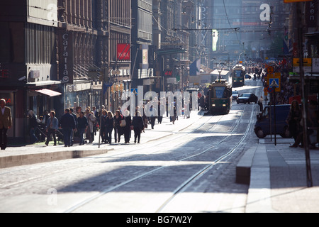 Finnland, Helsinki, Helsingfors, Aleksanterinkatu, Aleksanterink Straße, Straßenbahn, Fußgänger Stockfoto