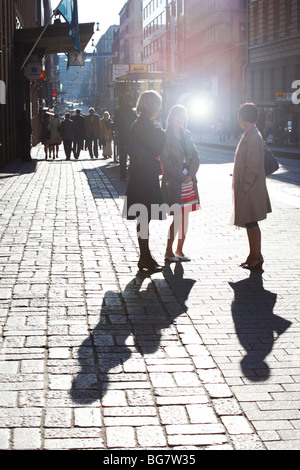 Finnland, Helsinki, Helsingfors, Aleksanterinkatu, Aleksanterink Straße, Fußweg, Fußgänger, Gruppe von Frauen Stockfoto