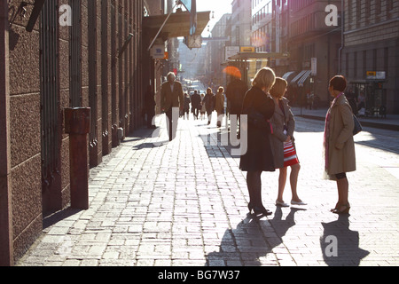 Finnland, Helsinki, Helsingfors, Aleksanterinkatu, Aleksanterink Straße, Fußweg, Fußgänger, Gruppe von Frauen Stockfoto