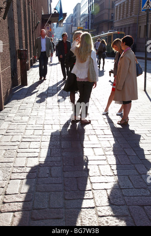 Finnland, Helsinki, Helsingfors, Aleksanterinkatu, Aleksanterink Straße, Fußweg, Fußgänger, Gruppe von Frauen Stockfoto