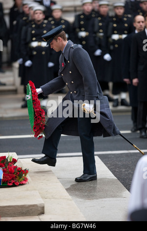 Großbritanniens Prinz William, in der Uniform eines Offiziers der RAF, legt einen Kranz am Ehrenmal in London am Remembrance Day Sonntag Stockfoto