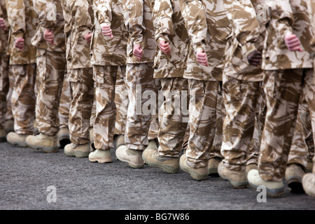 Britische Soldaten aus dem 4. Bataillon The Rifles in Wüste einheitlich auf dem Exerzierplatz im Bulford Camp, Wiltshire, Stockfoto