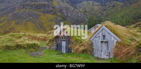 Rasen bedeckt alte Bauernhöfe, Nupsstadur, Island Stockfoto