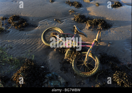 In eine verlassene Kind Fahrrad im Fluss Schlamm bei Ebbe freigelegt. River Dee, Kirkcudbright, SW Schottland Stockfoto