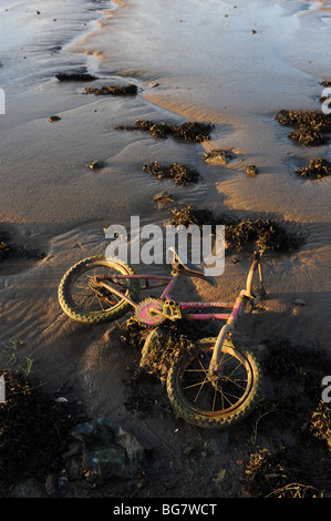 In eine verlassene Kind Fahrrad im Fluss Schlamm bei Ebbe freigelegt. River Dee, Kirkcudbright, SW Schottland Stockfoto